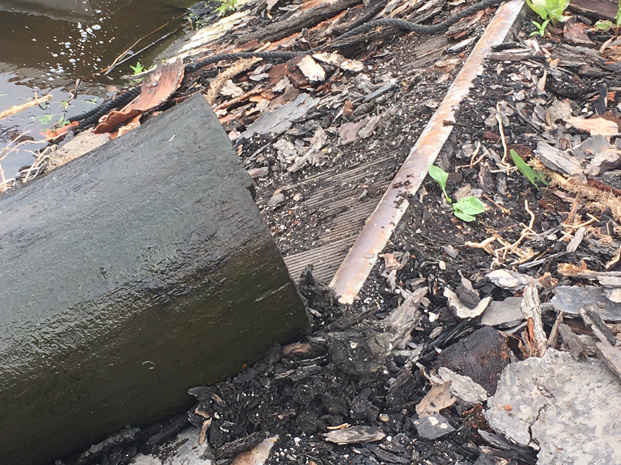 pas
          op voor de richel